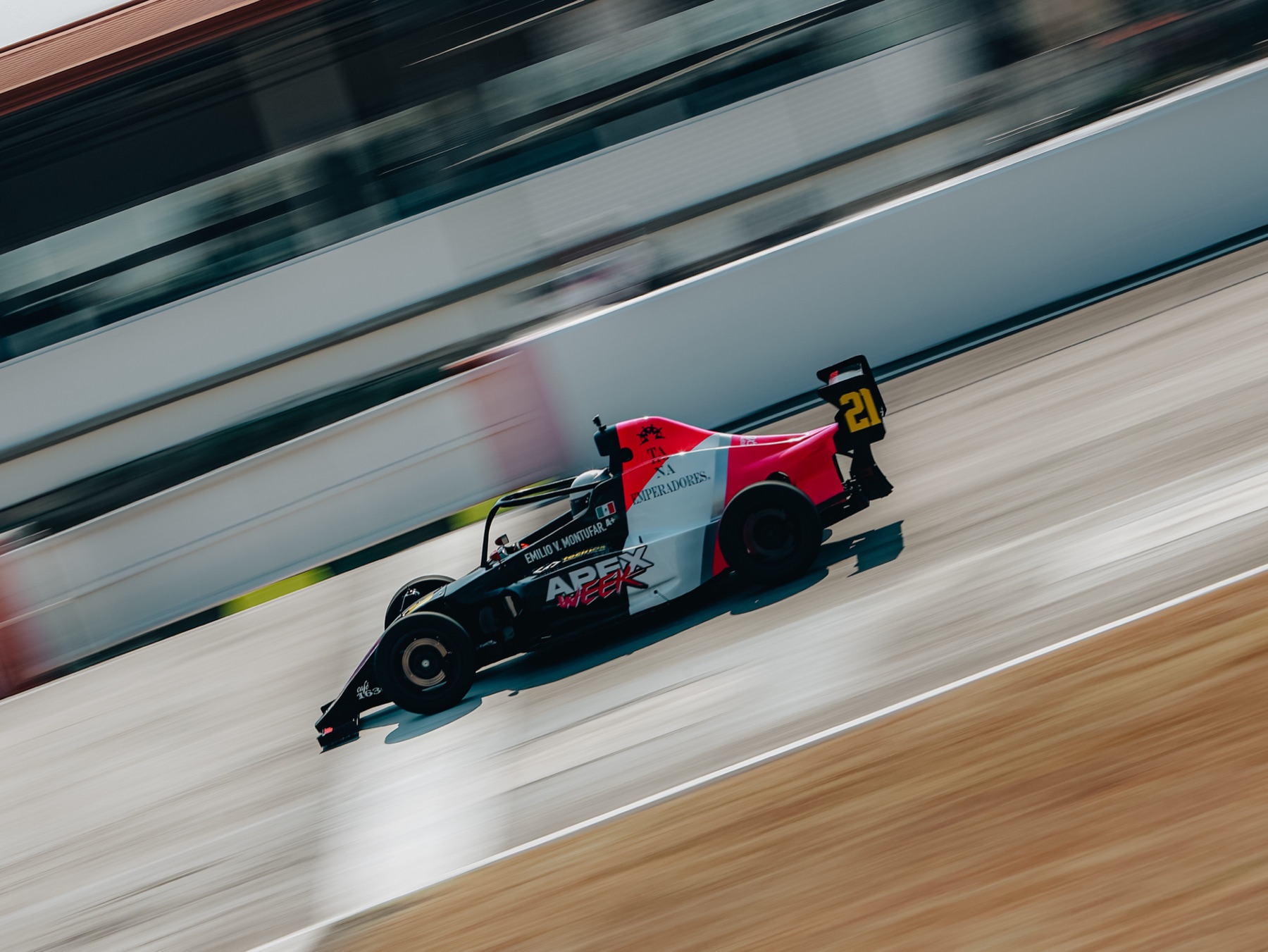 Coche en pista con motion blur